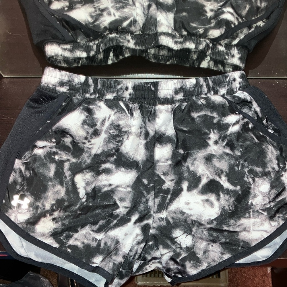 Under Armor shorts with liner and drawstring. Size small